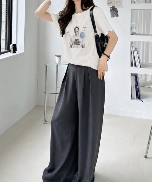 sowme.(ソウミー)の「ラフに着るだけでこなれ感◎ フォトプリント ロゴ ベーシック Tシャツ(Tシャツ/カットソー・レディース・オートミール/ホワイト系その他・SMALL/MEDIUM/LARGE)」の1枚目の写真
