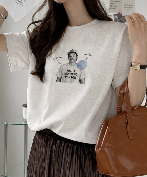 sowme.(ソウミー)の「ラフに着るだけでこなれ感◎ フォトプリント ロゴ ベーシック Tシャツ(Tシャツ/カットソー・レディース・オートミール/ホワイト系その他・SMALL/MEDIUM/LARGE)」の3枚目の写真