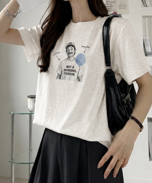 sowme.(ソウミー)の「ラフに着るだけでこなれ感◎ フォトプリント ロゴ ベーシック Tシャツ(Tシャツ/カットソー・レディース・オートミール/ホワイト系その他・SMALL/MEDIUM/LARGE)」の4枚目の写真