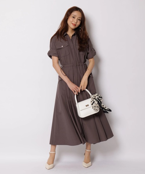 JUSGLITTY(ジャスグリッティー)の「ロールアップシャツワンピース(ワンピース・レディース・ブラウン系その他・2/1/0)」の2枚目の写真