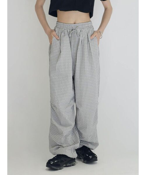 :ETHROF(イーサオブ)の「2WAY WAIST-WRAP SOCCER CHECK PANTS(その他パンツ・レディース・グレー/アイボリー・MEDIUM)」の6枚目の写真
