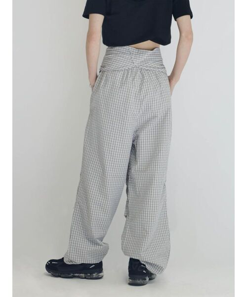 :ETHROF(イーサオブ)の「2WAY WAIST-WRAP SOCCER CHECK PANTS(その他パンツ・レディース・グレー/アイボリー・MEDIUM)」の16枚目の写真