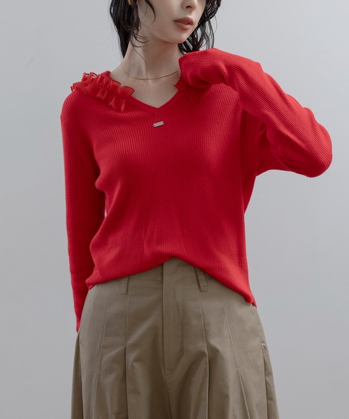 Eimee Law(エイミーロウ)の「フリルフーディーリブニット(ニット/セーター・レディース・アイボリー/ダークグレー/レッド/ブラック・FREE)」の4枚目の写真