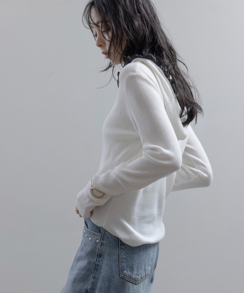 Eimee Law(エイミーロウ)の「フリルフーディーリブニット(ニット/セーター・レディース・アイボリー/ダークグレー/レッド/ブラック・FREE)」の7枚目の写真