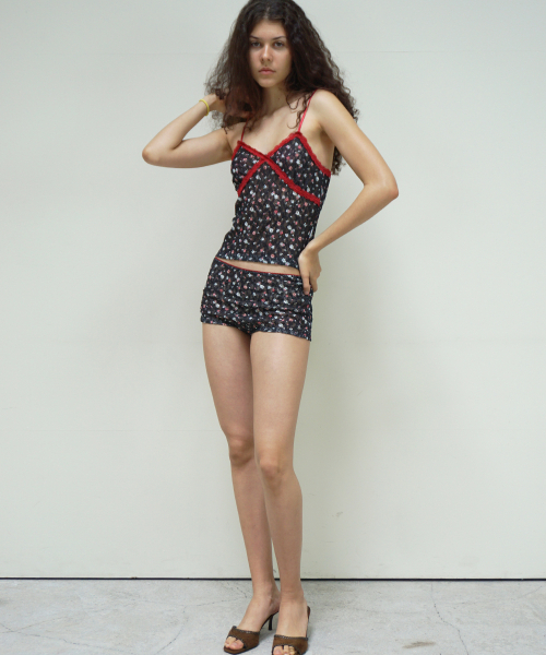 THIRSTYCLUB(サースティークラブ)の「Floral lace camisole sleeveless - Black(Tシャツ/カットソー・レディース・その他・FREE)」の3枚目の写真