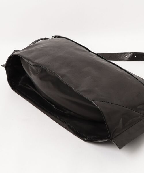 ALLSAINTS（オールセインツ）の「LUTECE LEATHER DUFFLE BAG | LUTECE レザー ダッフル バッグ（ショルダーバッグ・レディース・ブラック・ONE SIZE）」の8枚目の写真