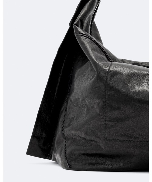ALLSAINTS（オールセインツ）の「LUTECE LEATHER DUFFLE BAG | LUTECE レザー ダッフル バッグ（ショルダーバッグ・レディース・ブラック・ONE SIZE）」の3枚目の写真