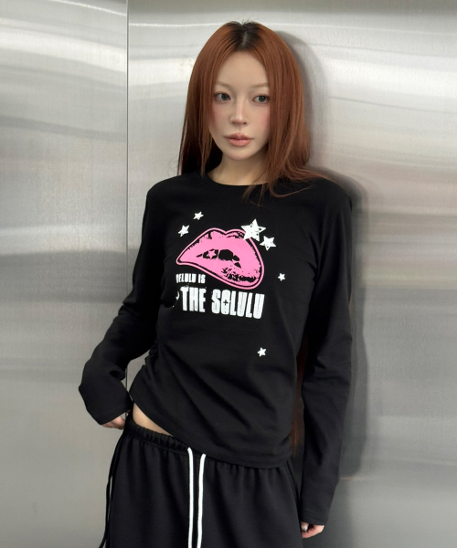 SLEEKGLOW（スリック グロウ）の「DELULU サイドシャーリング ロングスリーブ[ブラック]（Tシャツ/カットソー・レディース・その他・FREE）」の2枚目の写真