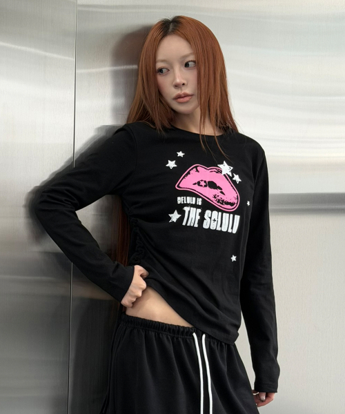 SLEEKGLOW（スリック グロウ）の「DELULU サイドシャーリング ロングスリーブ[ブラック]（Tシャツ/カットソー・レディース・その他・FREE）」の3枚目の写真
