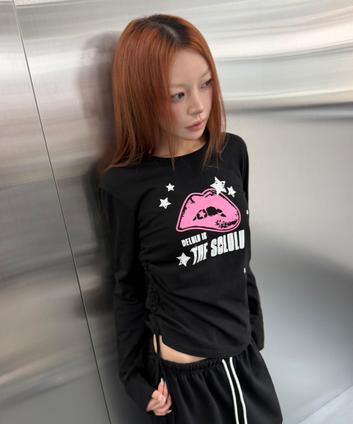 SLEEKGLOW（スリック グロウ）の「DELULU サイドシャーリング ロングスリーブ[ブラック]（Tシャツ/カットソー・レディース・その他・FREE）」の5枚目の写真