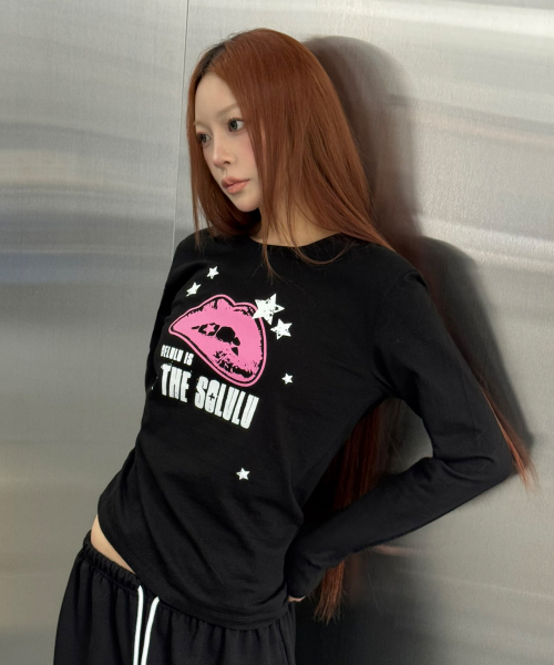 SLEEKGLOW（スリック グロウ）の「DELULU サイドシャーリング ロングスリーブ[ブラック]（Tシャツ/カットソー・レディース・その他・FREE）」の6枚目の写真