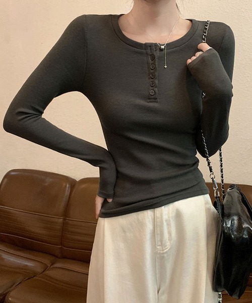 2ly2(トゥーリートゥー)の「ヘンリーネック長袖トップス ボタン付き ストレッチ カットソー 無地(Tシャツ/カットソー・レディース・ライトグレー/ブラック/ダークグレー/ブラウン・FREE)」の3枚目の写真