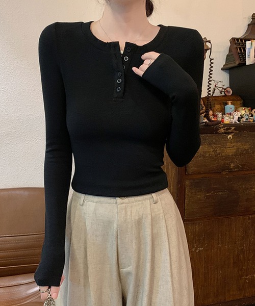 2ly2(トゥーリートゥー)の「ヘンリーネック長袖トップス ボタン付き ストレッチ カットソー 無地(Tシャツ/カットソー・レディース・ライトグレー/ブラック/ダークグレー/ブラウン・FREE)」の1枚目の写真