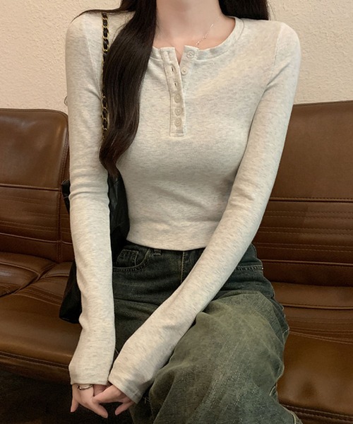 2ly2(トゥーリートゥー)の「ヘンリーネック長袖トップス ボタン付き ストレッチ カットソー 無地(Tシャツ/カットソー・レディース・ライトグレー/ブラック/ダークグレー/ブラウン・FREE)」の15枚目の写真