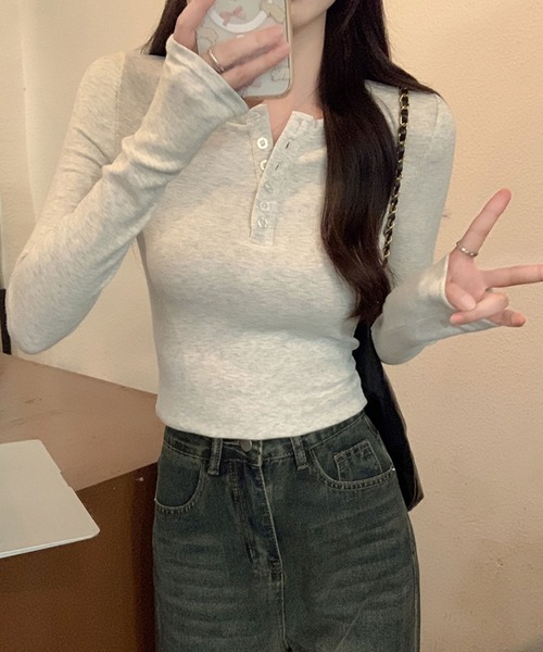 2ly2(トゥーリートゥー)の「ヘンリーネック長袖トップス ボタン付き ストレッチ カットソー 無地(Tシャツ/カットソー・レディース・ライトグレー/ブラック/ダークグレー/ブラウン・FREE)」の18枚目の写真