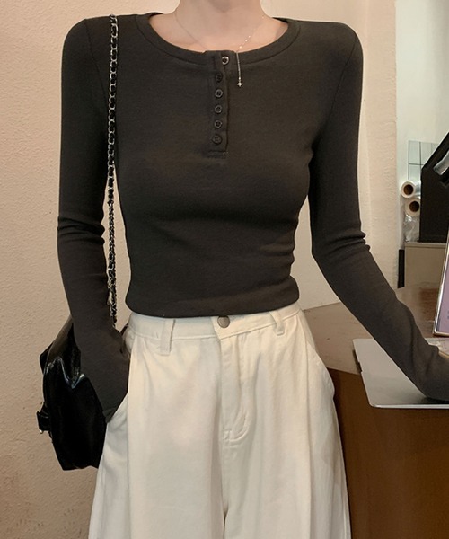 2ly2(トゥーリートゥー)の「ヘンリーネック長袖トップス ボタン付き ストレッチ カットソー 無地(Tシャツ/カットソー・レディース・ライトグレー/ブラック/ダークグレー/ブラウン・FREE)」の20枚目の写真