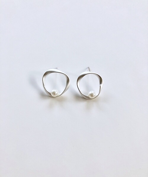 TIMELESS&THREE（タイムレスアンドスリー）の「マットデザインピアス（ピアス（両耳用）・レディース・A/B/C/D/E/F/G/H/I/J/K/L/S/M/Y/Q/N/V/R/P/O/U/X/T/W/Z/その他1/その他2/その他3/その他4/その他5/その他6/その他7/その他8・FREE）」の11枚目の写真