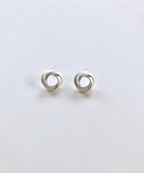 TIMELESS&THREE（タイムレスアンドスリー）の「マットデザインピアス（ピアス（両耳用）・レディース・A/B/C/D/E/F/G/H/I/J/K/L/S/M/Y/Q/N/V/R/P/O/U/X/T/W/Z/その他1/その他2/その他3/その他4/その他5/その他6/その他7/その他8・FREE）」の13枚目の写真