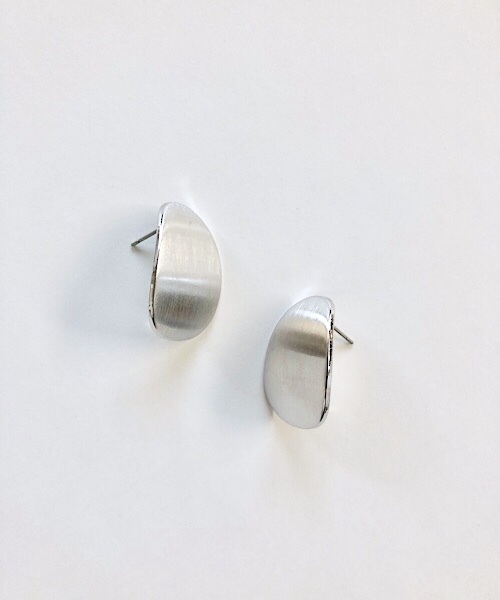 TIMELESS&THREE（タイムレスアンドスリー）の「マットデザインピアス（ピアス（両耳用）・レディース・A/B/C/D/E/F/G/H/I/J/K/L/S/M/Y/Q/N/V/R/P/O/U/X/T/W/Z/その他1/その他2/その他3/その他4/その他5/その他6/その他7/その他8・FREE）」の2枚目の写真