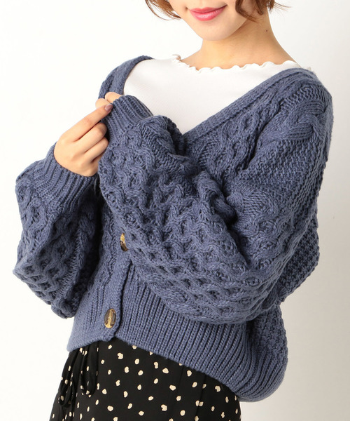 archives（アルシーヴ）の「ロービングヤーンケーブルカーディガン（ニット/セーター・レディース・オフホワイト/ブルー/シルバーグレー/モカ・MEDIUM）」の4枚目の写真