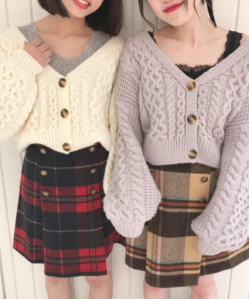 archives（アルシーヴ）の「ロービングヤーンケーブルカーディガン（ニット/セーター・レディース・オフホワイト/ブルー/シルバーグレー/モカ・MEDIUM）」の2枚目の写真