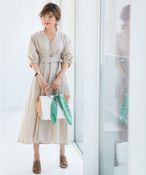 &. NOSTALGIA（アンドドットノスタルジア）の「《Noriko&Michiko Collaboration》Vネックシャツワンピース（シャツワンピース・レディース・ブラウン系その他/ライトベージュ・FREE）」の2枚目の写真