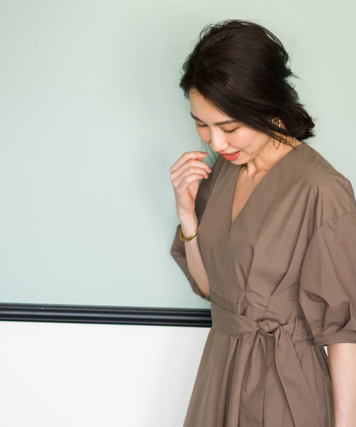 &. NOSTALGIA（アンドドットノスタルジア）の「《Noriko&Michiko Collaboration》Vネックシャツワンピース（シャツワンピース・レディース・ブラウン系その他/ライトベージュ・FREE）」の3枚目の写真