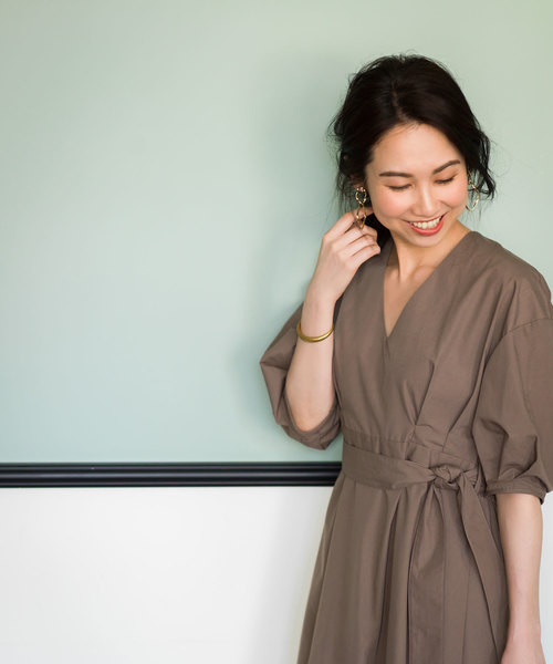 &. NOSTALGIA（アンドドットノスタルジア）の「《Noriko&Michiko Collaboration》Vネックシャツワンピース（シャツワンピース・レディース・ブラウン系その他/ライトベージュ・FREE）」の4枚目の写真