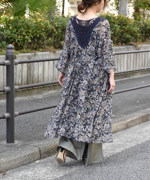 LHELBIE(レルビエ)の「バックケミカルレース×シースループリント七分袖ロングガウン(カーディガン/ボレロ・レディース・オレンジ/オフホワイト/ネイビー・M)」の15枚目の写真