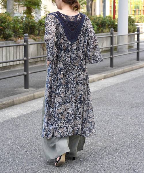 LHELBIE(レルビエ)の「バックケミカルレース×シースループリント七分袖ロングガウン(カーディガン/ボレロ・レディース・オレンジ/オフホワイト/ネイビー・M)」の16枚目の写真
