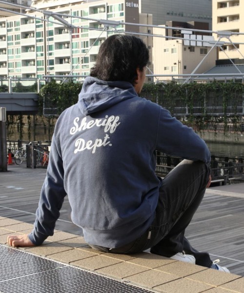 OLD BETTY'S（オールドベティーズ）の「Pigment Dye Sweat Parka(Sheriff Dept)/ヴィンテージ風 バック 刺繍 スウェット パーカー（パーカー・レディース・ブラック/ネイビー/オフホワイト・40/38）」の16枚目の写真