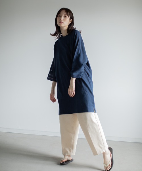 refinedworks(リファインドワークス)の「刺繍レース切替チュニック(Tシャツ/カットソー・レディース・キナリ/ブルー・M-L)」の2枚目の写真