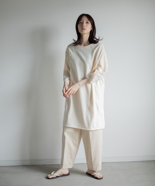 refinedworks(リファインドワークス)の「刺繍レース切替チュニック(Tシャツ/カットソー・レディース・キナリ/ブルー・M-L)」の1枚目の写真