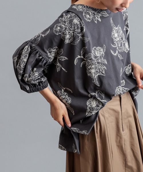 PUAL CE CIN(ピュアルセシン)の「抜染花プリントT(Tシャツ/カットソー・レディース・チャコールグレー/ベージュ/ブルー・FREE)」の2枚目の写真