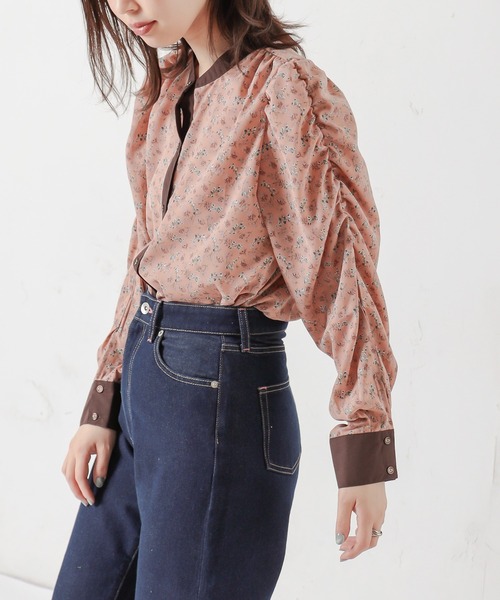 natural couture(ナチュラルクチュール)の「【WEB限定カラー有り】2WAYギャザーパフ配色花柄ブラウス(シャツ/ブラウス)」|ピンク