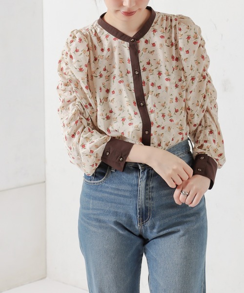 natural couture（ナチュラルクチュール）の「【WEB限定カラー有り】2WAYギャザーパフ配色花柄ブラウス（シャツ/ブラウス・レディース・ブラック/グレー/ピンク/アイボリー・FREE）」の2枚目の写真