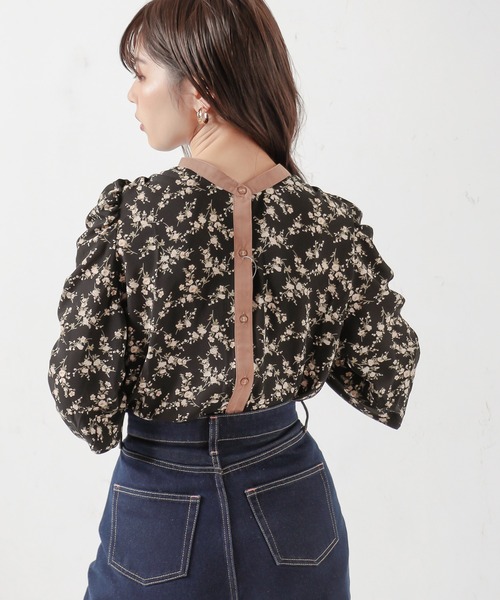 natural couture（ナチュラルクチュール）の「【WEB限定カラー有り】2WAYギャザーパフ配色花柄ブラウス（シャツ/ブラウス・レディース・ブラック/グレー/ピンク/アイボリー・FREE）」の11枚目の写真