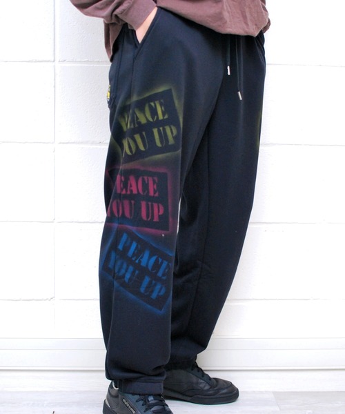 roarguns（ロアーガンズ）の「SMILE PAINT PANTS（スウェットパンツ・メンズ・ホワイト/ブラック・2/3/1）」の2枚目の写真