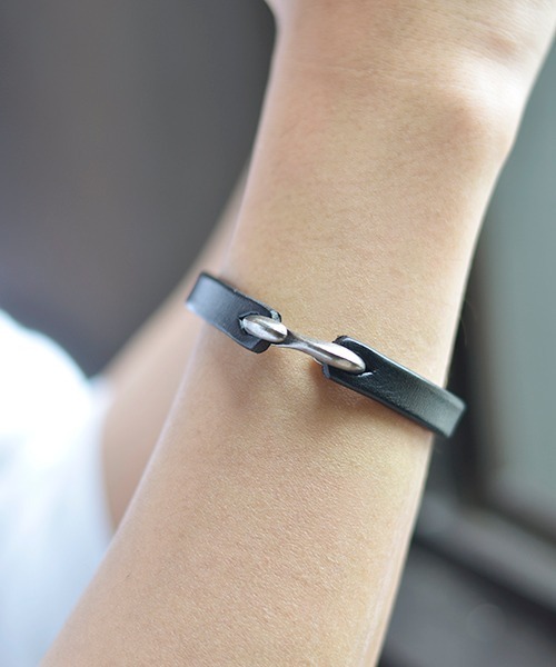 Fun & Daily(ファンアンドデイリー)の「F&D : Cow Leather Hook Bracelet(ブレスレット・メンズ・ブラウン/ブラック/ベージュ・FREE)」の5枚目の写真