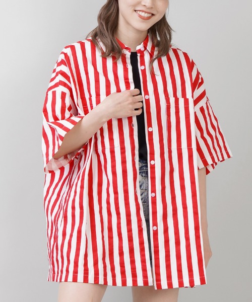 SPINNS（スピンズ）の「【ゆったりシルエット】オーバーサイズ ストライプシャツ（シャツ/ブラウス・レディース・ネイビー/レッド/ブルー・ONESIZE）」の3枚目の写真