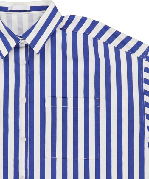 SPINNS（スピンズ）の「【ゆったりシルエット】オーバーサイズ ストライプシャツ（シャツ/ブラウス・レディース・ネイビー/レッド/ブルー・ONESIZE）」の16枚目の写真