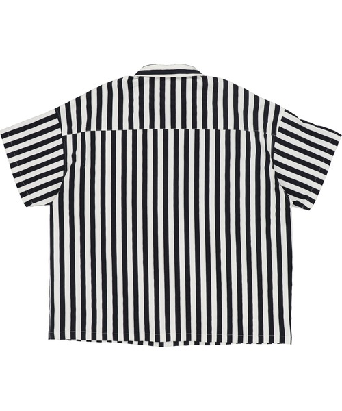 SPINNS（スピンズ）の「【ゆったりシルエット】オーバーサイズ ストライプシャツ（シャツ/ブラウス・レディース・ネイビー/レッド/ブルー・ONESIZE）」の13枚目の写真