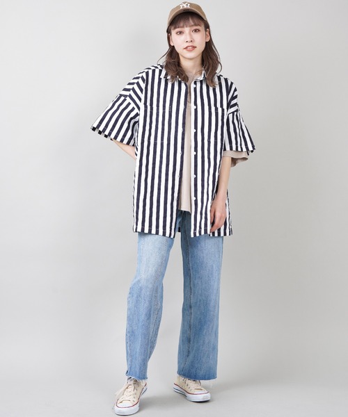 SPINNS（スピンズ）の「【ゆったりシルエット】オーバーサイズ ストライプシャツ（シャツ/ブラウス・レディース・ネイビー/レッド/ブルー・ONESIZE）」の5枚目の写真