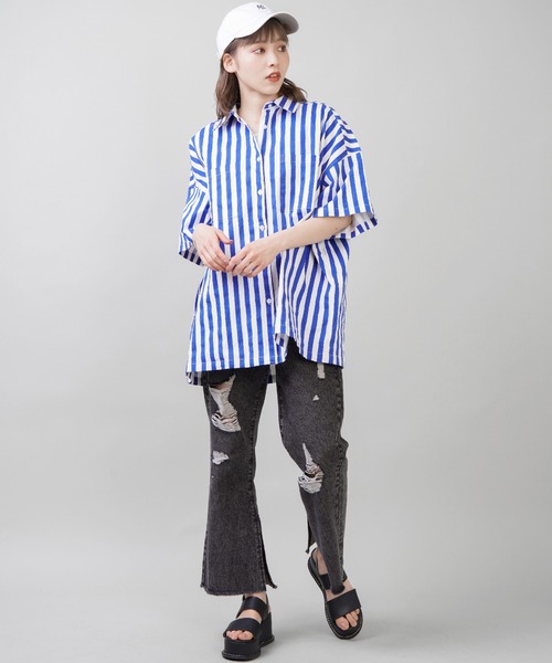 SPINNS（スピンズ）の「【ゆったりシルエット】オーバーサイズ ストライプシャツ（シャツ/ブラウス・レディース・ネイビー/レッド/ブルー・ONESIZE）」の6枚目の写真