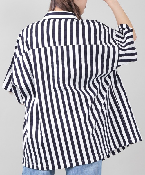 SPINNS（スピンズ）の「【ゆったりシルエット】オーバーサイズ ストライプシャツ（シャツ/ブラウス・レディース・ネイビー/レッド/ブルー・ONESIZE）」の4枚目の写真