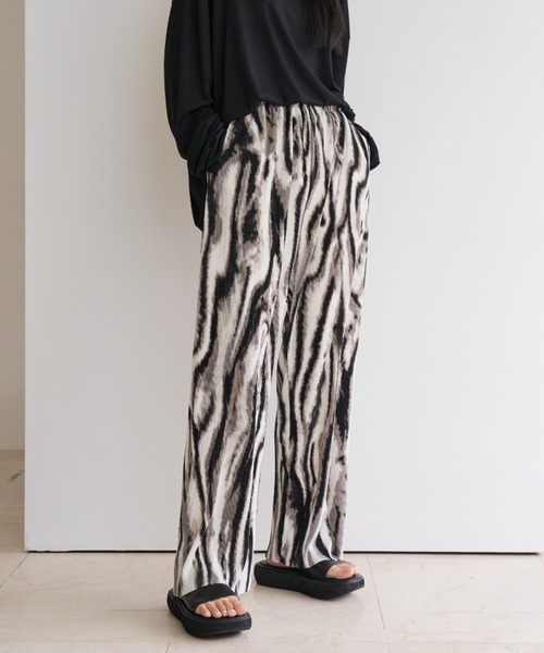 FEKETE（フェケテ）の「FEKETE PATTERN PLEATS RELAX PANTS（その他パンツ・メンズ・ブラック/ブラウン・FREE）」の2枚目の写真
