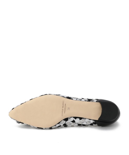 Manolo Blahnik（マノロ・ブラニク）の「MANOLO BLAHNIK / "HANGISI FLAT" ビジューマルチレースフラットパンプス（パンプス・レディース・ブラック・37/36）」の4枚目の写真