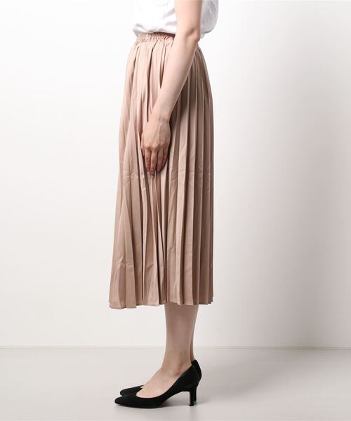BELLUNA(ベルーナ)の「レザー調サテン素材プリーツスカート(スカート・レディース・ブラック/キャメル/チャコール/ピンクベージュ・SMALL/MEDIUM/LARGE/X-LARGE)」の20枚目の写真