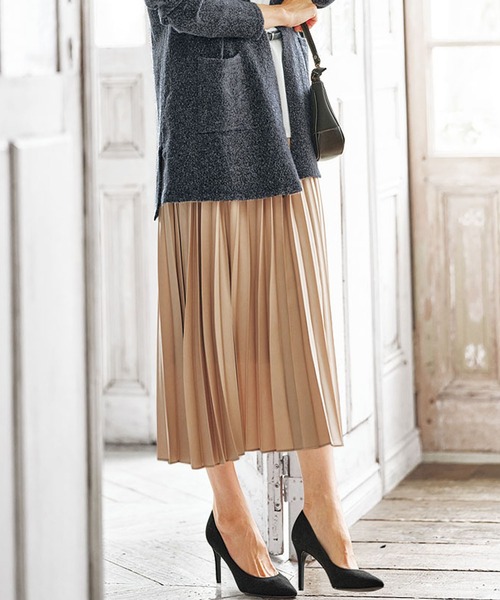 BELLUNA(ベルーナ)の「レザー調サテン素材プリーツスカート(スカート・レディース・ブラック/キャメル/チャコール/ピンクベージュ・SMALL/MEDIUM/LARGE/X-LARGE)」の4枚目の写真