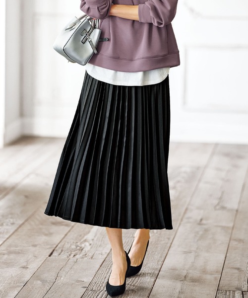 BELLUNA(ベルーナ)の「レザー調サテン素材プリーツスカート(スカート・レディース・ブラック/キャメル/チャコール/ピンクベージュ・SMALL/MEDIUM/LARGE/X-LARGE)」の1枚目の写真